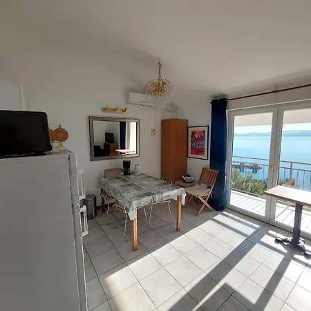 Sea View Apartment *